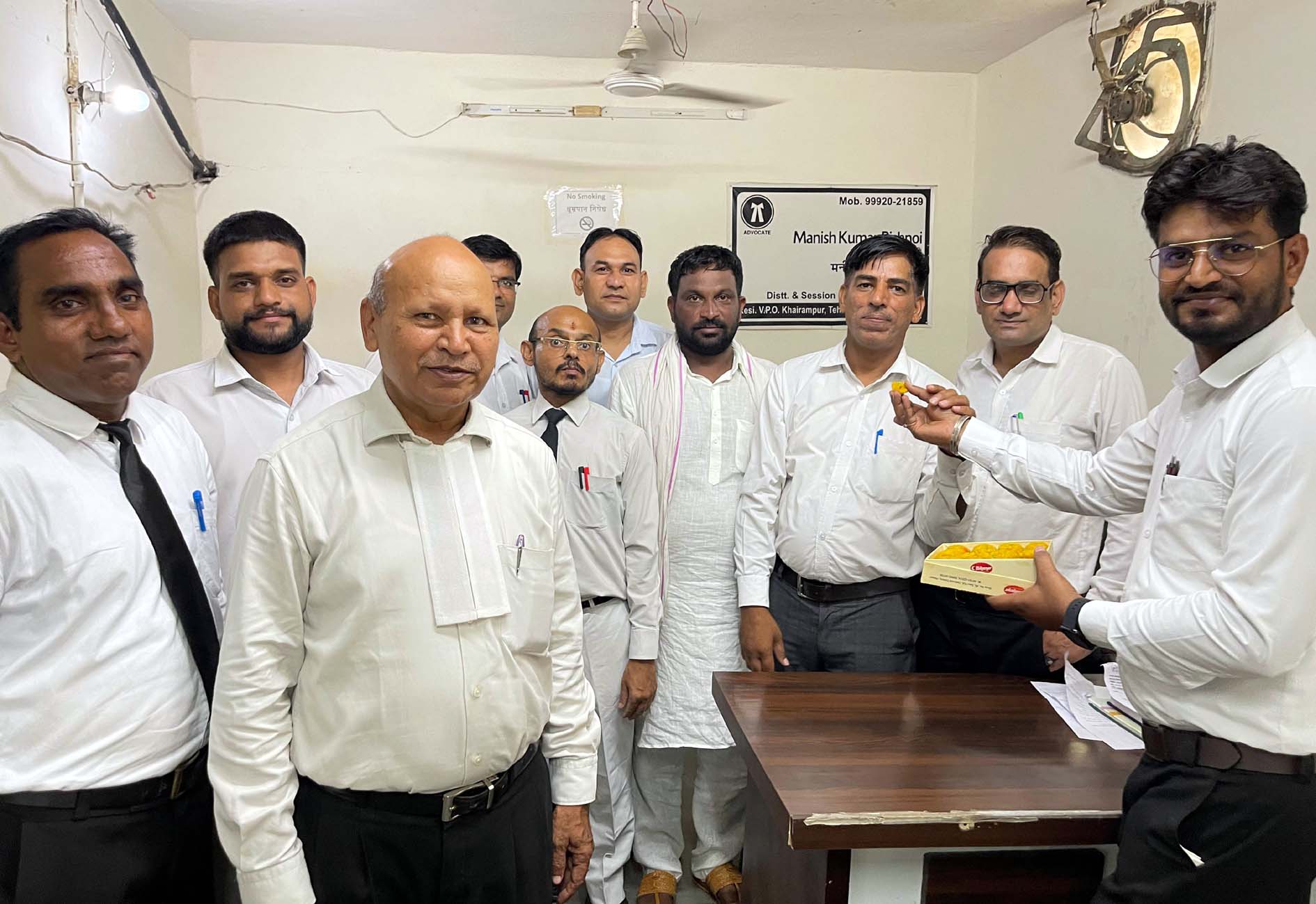 जमानत मिलने पर खुशी मनाते वकील।