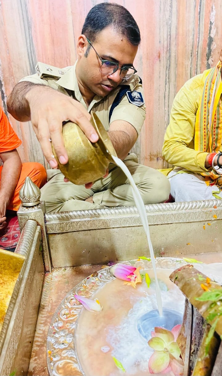 सोमेश्वर महादेव को जलाभिषेक करते एसपी