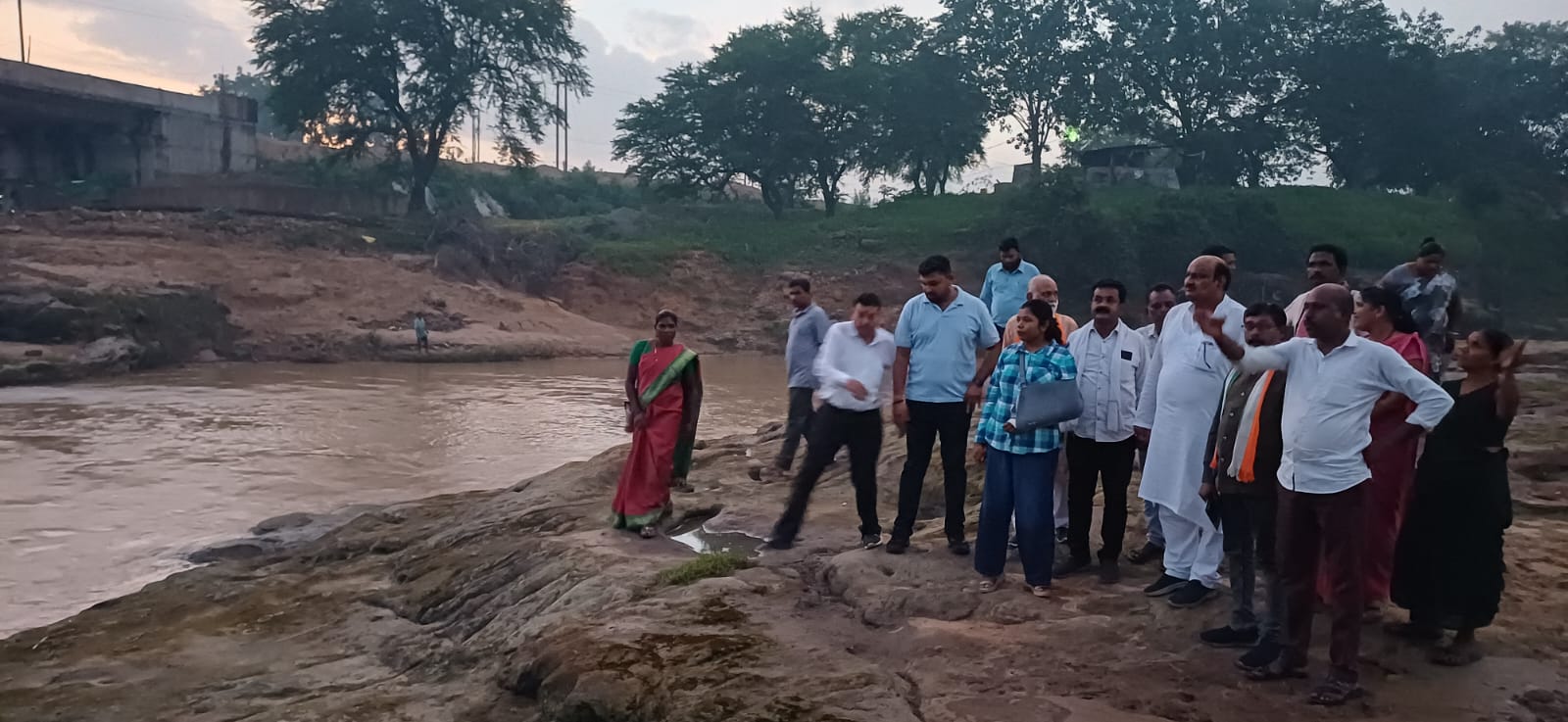 खोलार नाला का निरीक्षण करते पूर्व मंत्री खोलार नाला का निरीक्षण करते पूर्व मंत्री