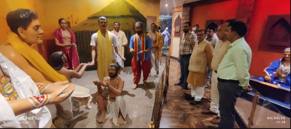 कन्नौज: राष्ट्रीय स्मारक प्राधिकरण के अध्यक्ष तरुण विजय ने देखी इत्र और कन्नौज की विरासत