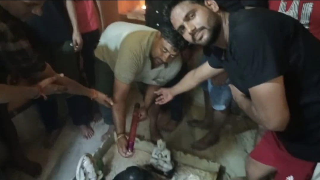 सोमवार को भक्तों ने भोले को चढ़ाया जल