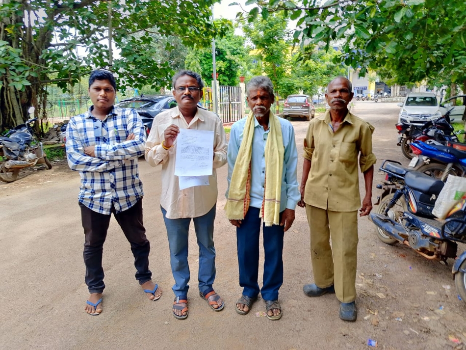 कलेक्ट्रेट में भू स्वामी का मालिकाना हक देने की मांग करते हुए माडमसिल्ली के किसान।