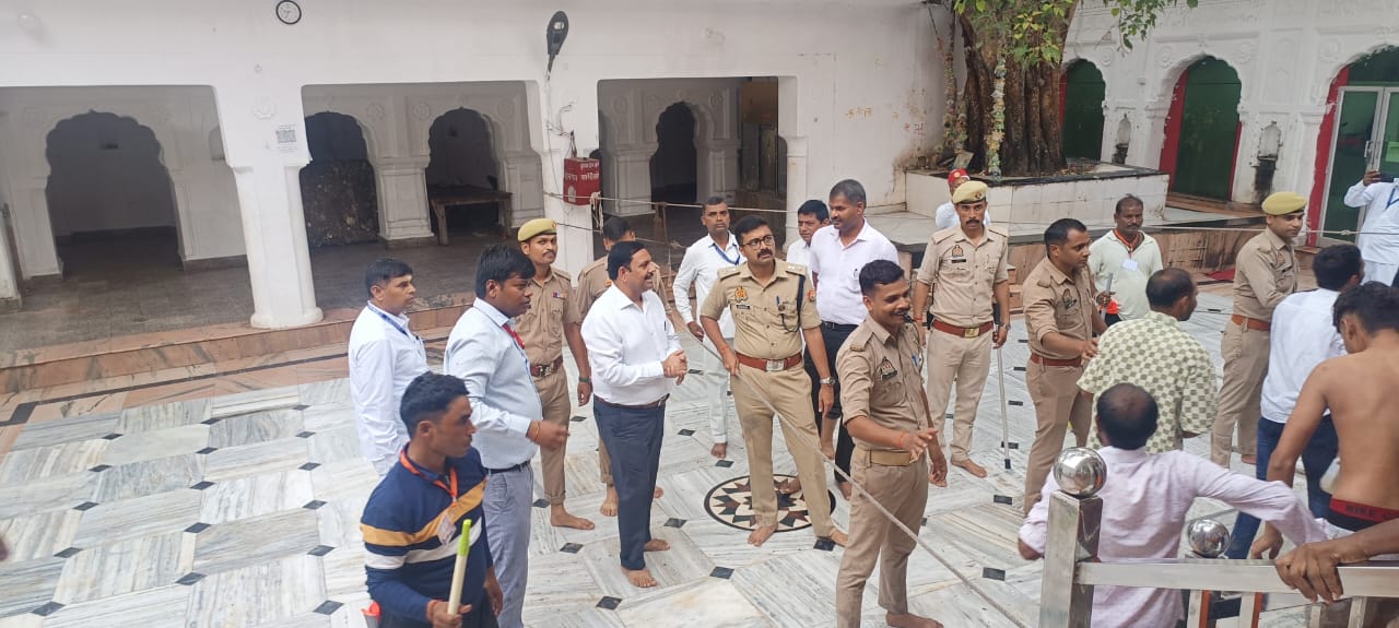 फोटो - मंदिर परिषद में जायजा लेते हुए जिला अधिकारी हुए पुलिस अधीक्षक फोटो - मंदिर परिषद में जायजा लेते हुए जिला अधिकारी हुए पुलिस अधीक्षक