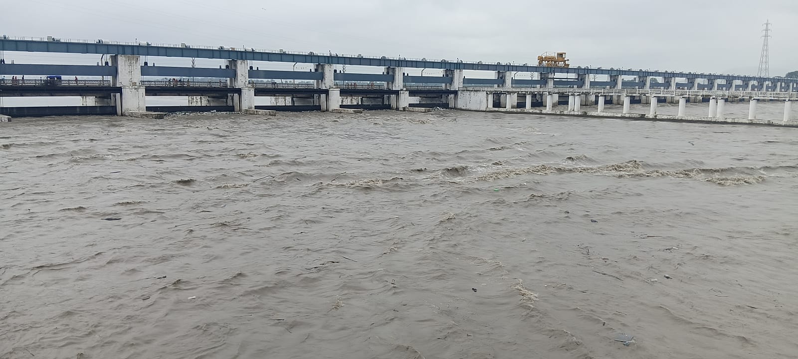 पश्चिम चंपारण जिले के वाल्मीकिनगर में स्थित गंडक बराज से डिस्चार्ज होता जल