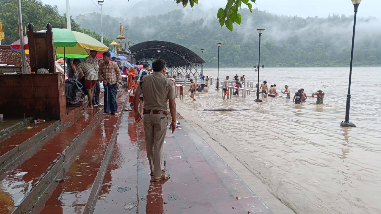 ऋषिकेश में गंगा घाटों की निगरानी करते पुलिस कर्मी। ऋषिकेश में गंगा घाटों की निगरानी करते पुलिस कर्मी।