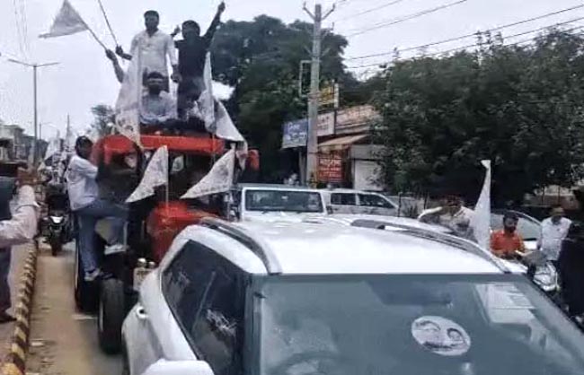 नारनौल में ट्रैक्टर मार्च निकालते हुए ग्रामीण। नारनौल में ट्रैक्टर मार्च निकालते हुए ग्रामीण।