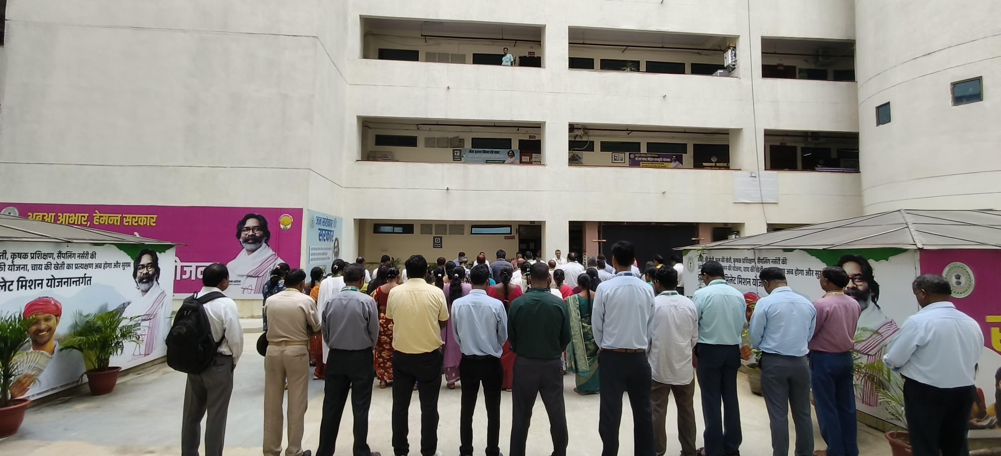 शोक सभा में जुटे कर्मी पदाधिकारी शोक सभा में जुटे कर्मी पदाधिकारी