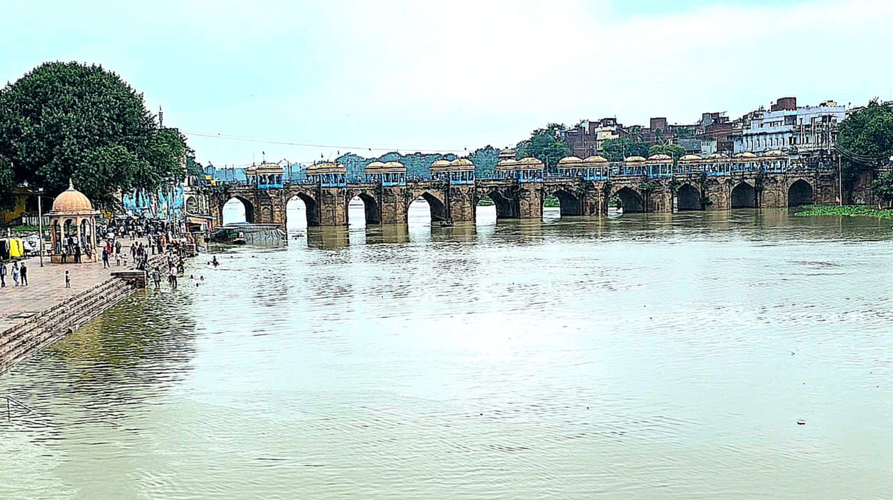 गोमती नदी उफान पर