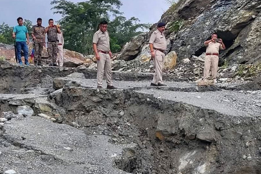 सिलीगुड़ी में भू संखलन से बुधवार तक रोड बाधित