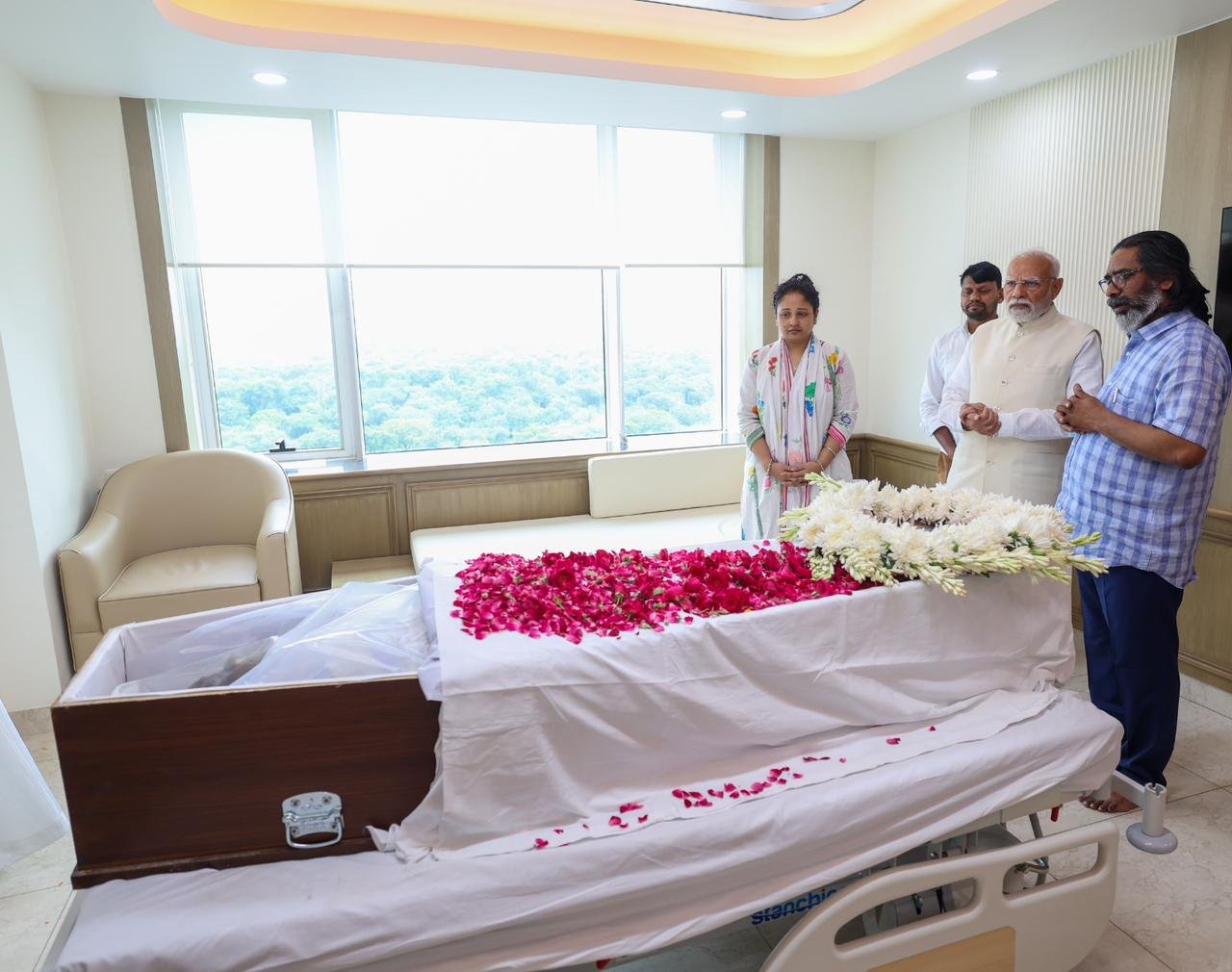 प्रधानमंत्री नरेन्द्र मोदी सोमवार को गंगाराम अस्पताल में शिबू सोरेन को श्रद्धांजलि देते हुए