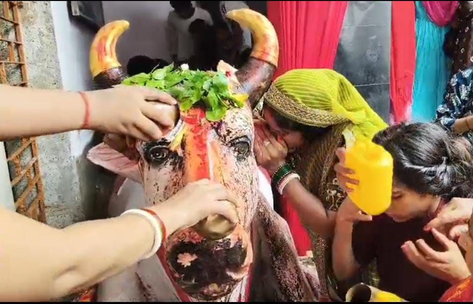 पूजा अर्चना करते श्रद्धालु