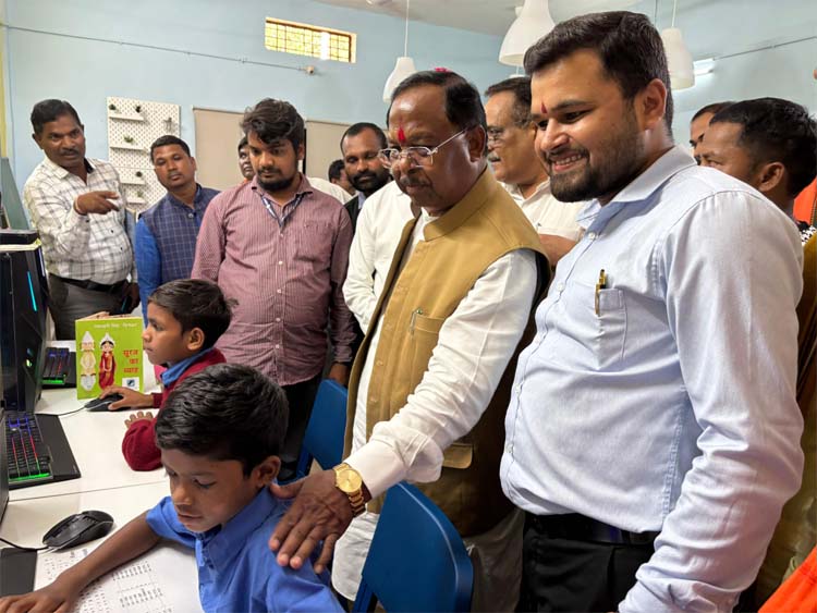 मंत्री रामविचार नेताम बालक आश्रम कोसागांव का निरीक्षण करते हुए मंत्री रामविचार नेताम बालक आश्रम कोसागांव का निरीक्षण करते हुए