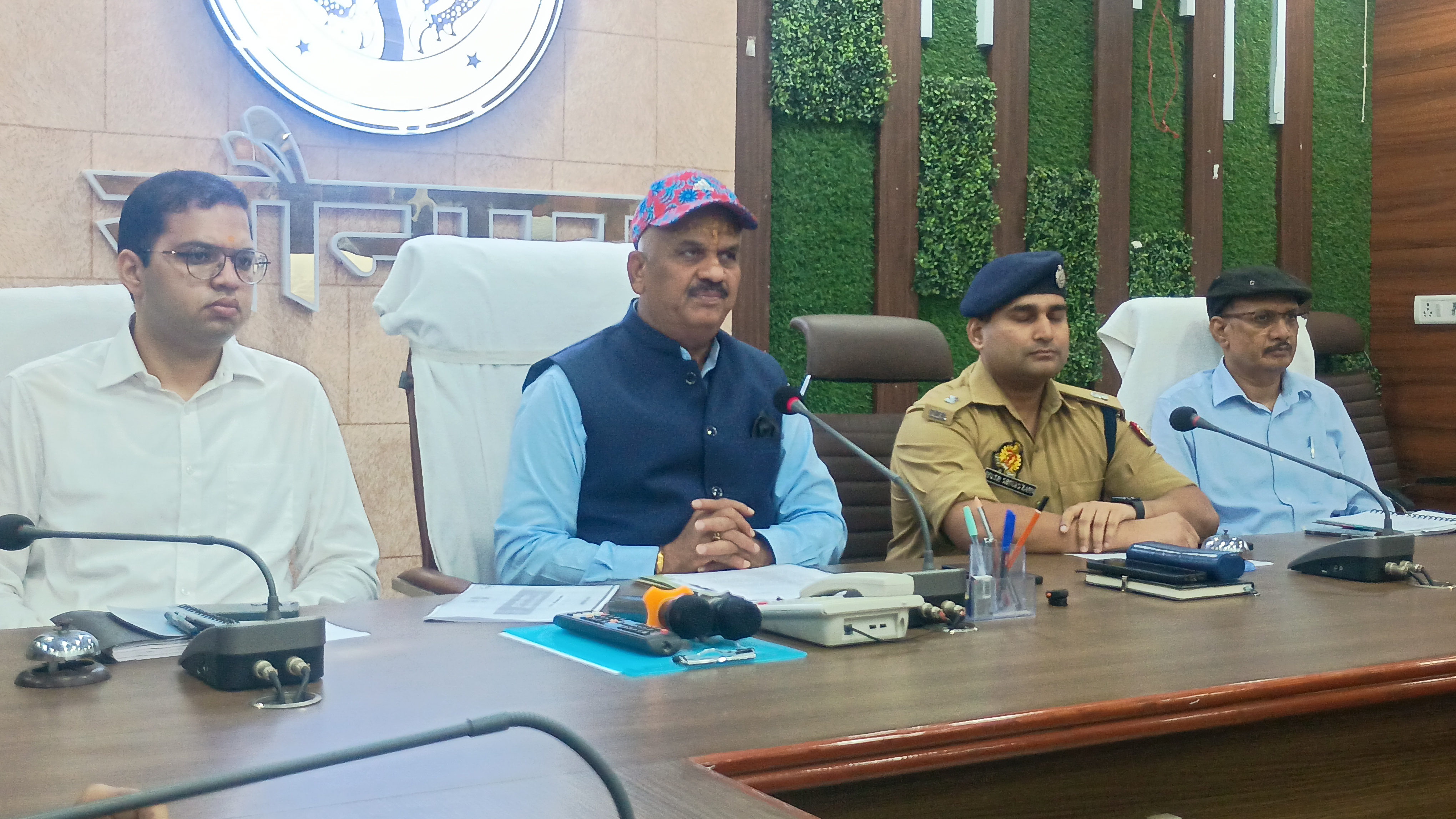 जिलाधिकारी डॉ दिनेश चंद्र सिंह वार्ता कर जानकारी देते हुए