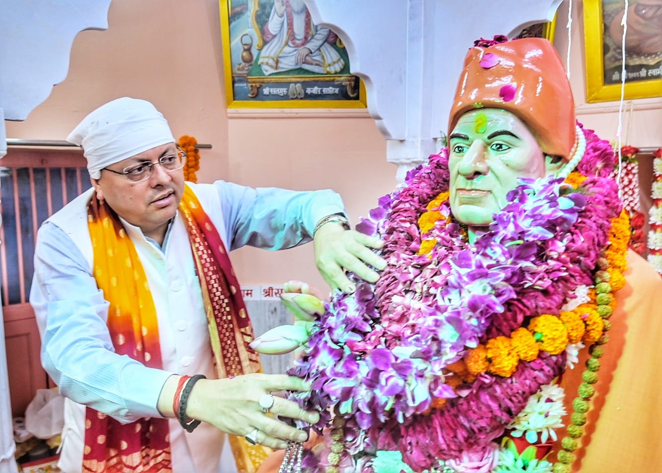 मुख्यमंत्री सद्गुरु लाल दास को माल्यार्पण करते हैं मुख्यमंत्री सद्गुरु लाल दास को माल्यार्पण करते हैं
