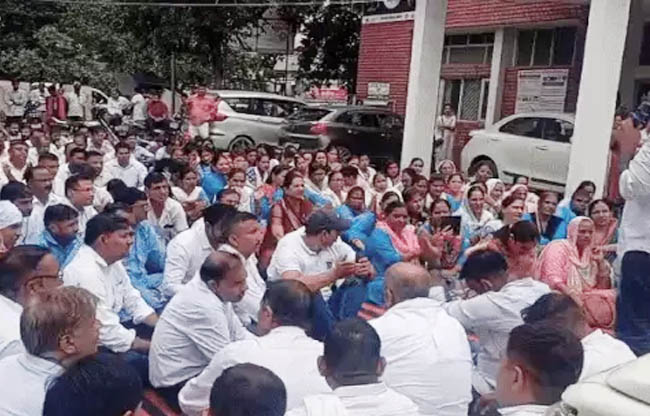 सोनीपत: मुख्य चिकित्सा अधिकारियों के कार्यालयों के बाहर विरोध प्रदर्शन करते हुए स्वास्थ कर्मी सोनीपत: मुख्य चिकित्सा अधिकारियों के कार्यालयों के बाहर विरोध प्रदर्शन करते हुए स्वास्थ कर्मी