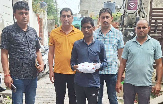 सोनीपत: शहर गोहाना क्षेत्र के गांव गढ़ी सराय से मादक तस्करी के आरोप में गिरफ्तार युवक सोनीपत: शहर गोहाना क्षेत्र के गांव गढ़ी सराय से मादक तस्करी के आरोप में गिरफ्तार युवक