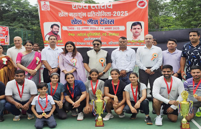 सोनीपत:  विजेताओं को सम्मानित करते हुए कुलपति अशोक कुमार