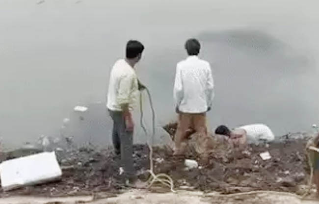 सोनीपत शव को बाहर निकालते हुए सोनीपत शव को बाहर निकालते हुए