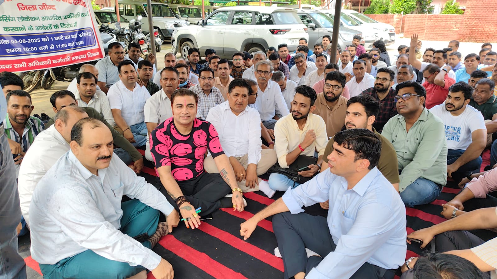 सीएमओ कार्यालय के सामने नारेबाजी करते हुए चिकित्सक व स्वास्थ्यकर्मी।