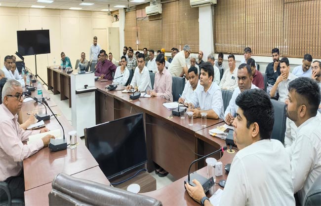 रेवाड़ी में स्वतंत्रता दिवस समारोह से संबंधित बैठक की अध्यक्षता करते डीसी अभिषेक मीणा।