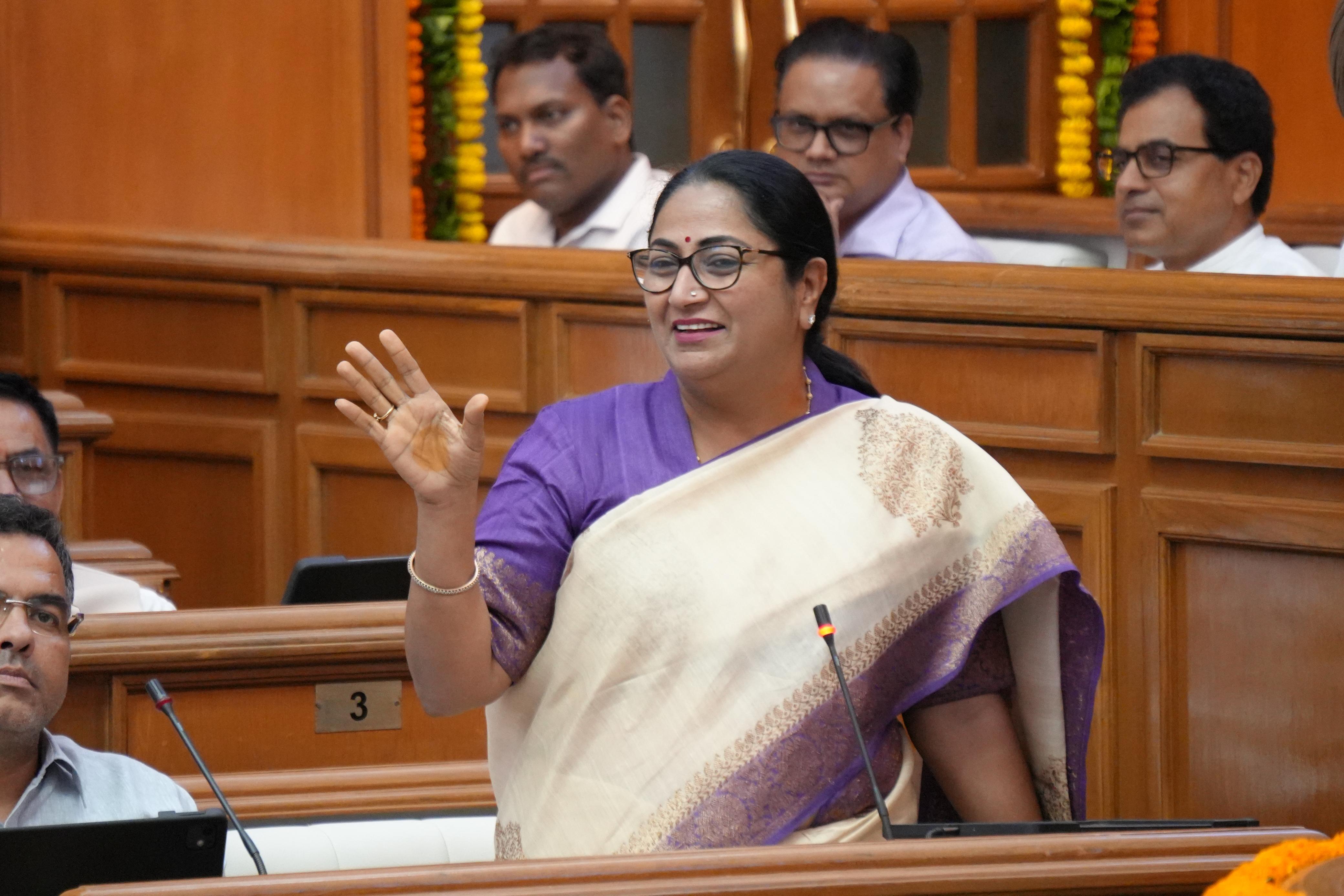 दिल्ली विधानसभा सत्र में ऑपरेशन सिंदूर व ऑपरेशन महादेव पर बधाई प्रस्ताव पर विचार व्यक्त करती मुख्यमंत्री रेखा गुप्ता दिल्ली विधानसभा सत्र में ऑपरेशन सिंदूर व ऑपरेशन महादेव पर बधाई प्रस्ताव पर विचार व्यक्त करती मुख्यमंत्री रेखा गुप्ता