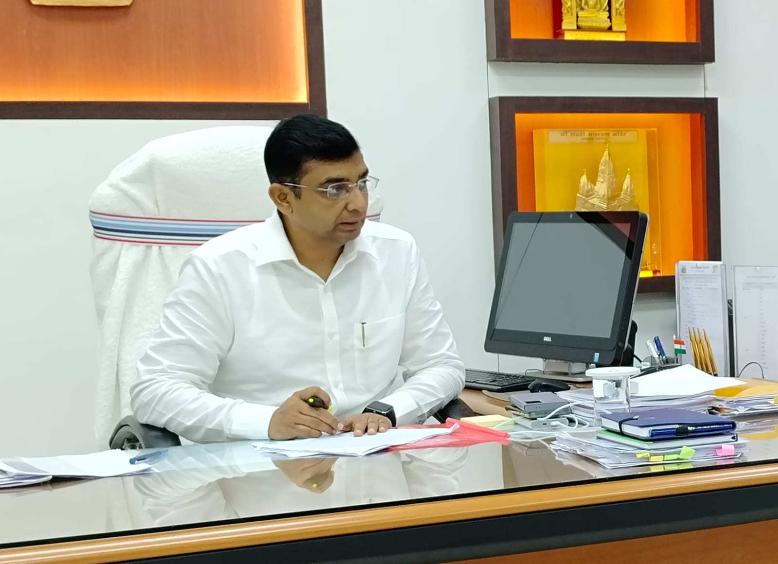 खेल प्रतियोगिता में निर्देश देते डीएम खेल प्रतियोगिता में निर्देश देते डीएम