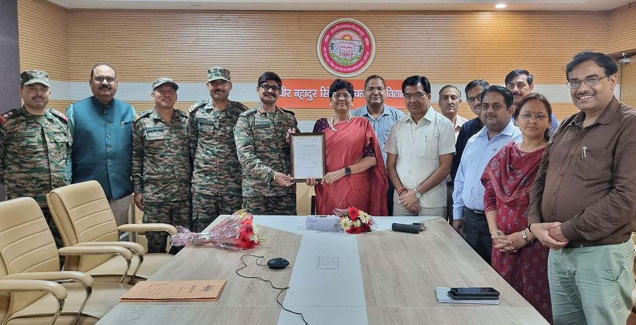 कुलपति प्रो. वंदना सिंह को कर्नल धर्म राज सिंह ने अधिकारिक पत्र सौपा कुलपति प्रो. वंदना सिंह को कर्नल धर्म राज सिंह ने अधिकारिक पत्र सौपा