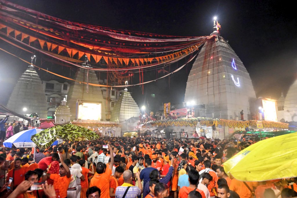 बाबा बैद्यनाथ धाम में श्रद्धालुओं की भीड़ बाबा बैद्यनाथ धाम में श्रद्धालुओं की भीड़