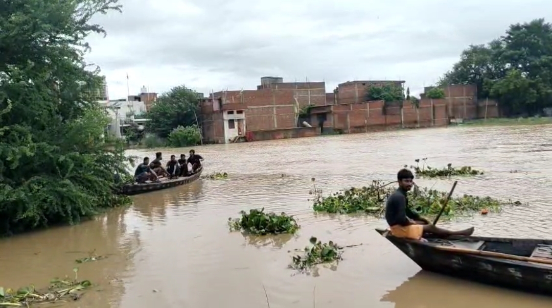 जलमग्न बलिया शहर का महावीर घाट इलाका जलमग्न बलिया शहर का महावीर घाट इलाका
