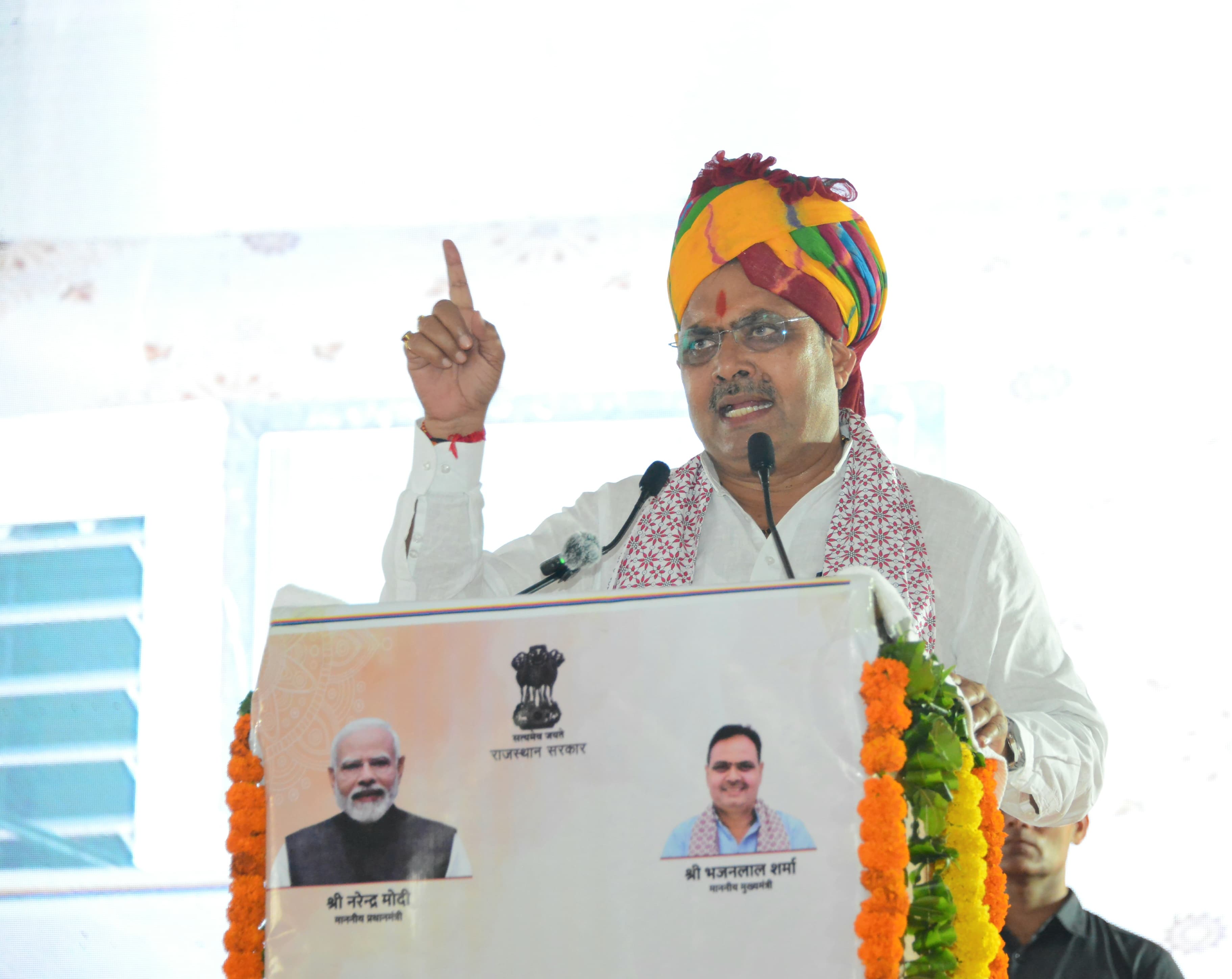दोसा जिले में सभा को संबोधित करते हुए मुख्यमंत्री भजनलाल शर्मा।