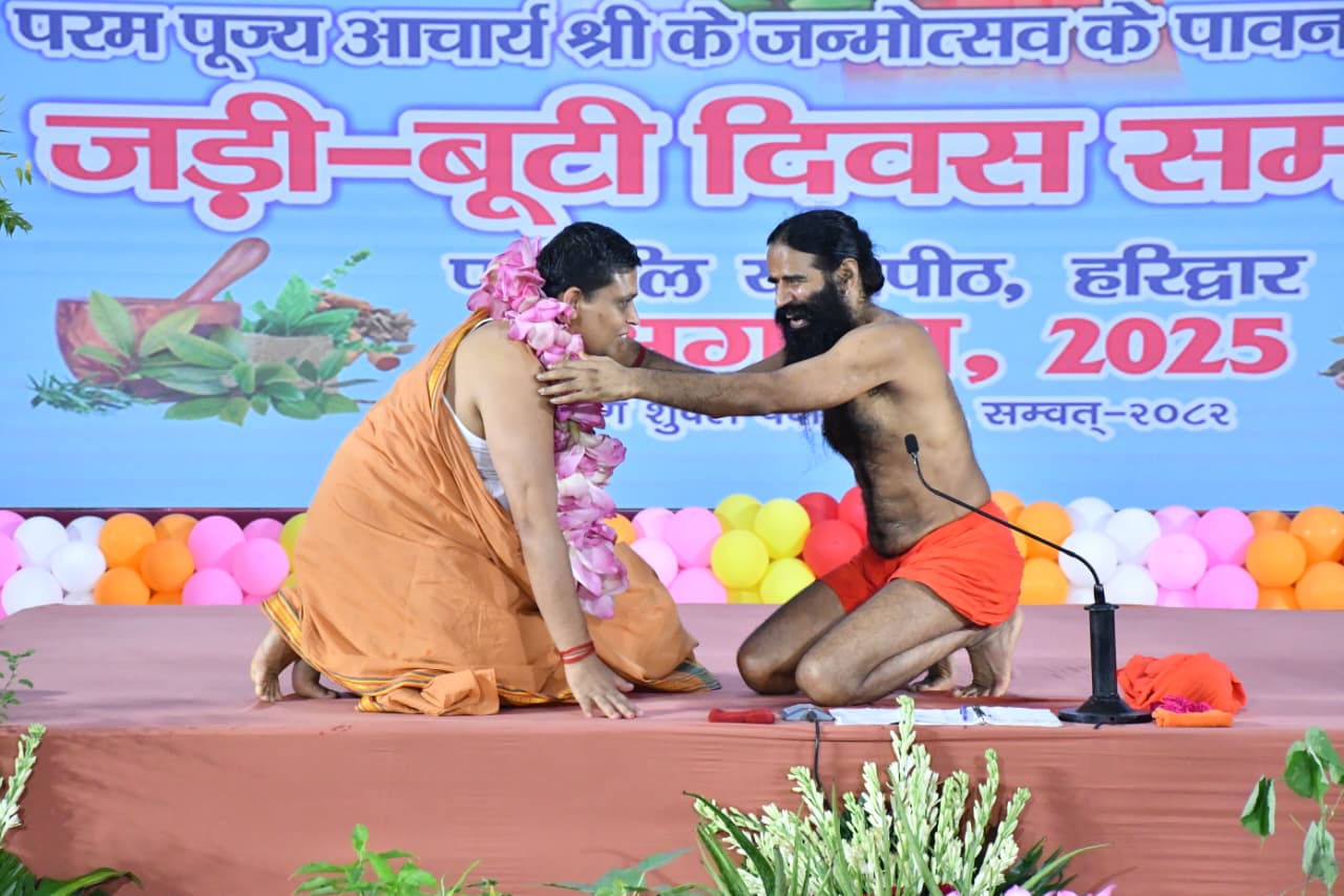 जन्मदिन पर आचार्य जी को माल्यार्पण करते स्वामी रामदेव जन्मदिन पर आचार्य जी को माल्यार्पण करते स्वामी रामदेव