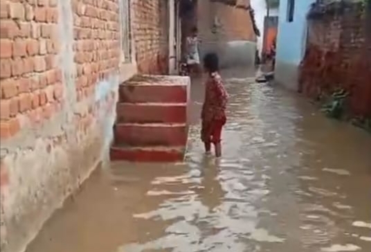 गांव में घुसा पानी गांव में घुसा पानी
