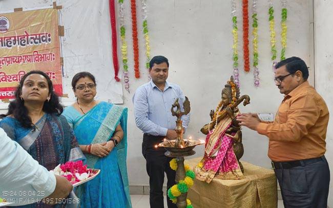 दीप प्रज्ज्वलित करते अतिथिगण दीप प्रज्ज्वलित करते अतिथिगण