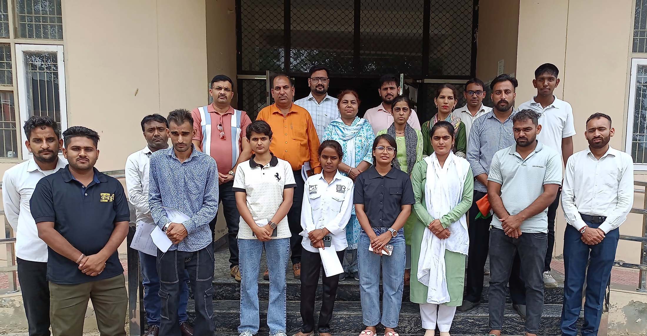 युवाओं को ट्रेनिंग देते हुए। युवाओं को ट्रेनिंग देते हुए।