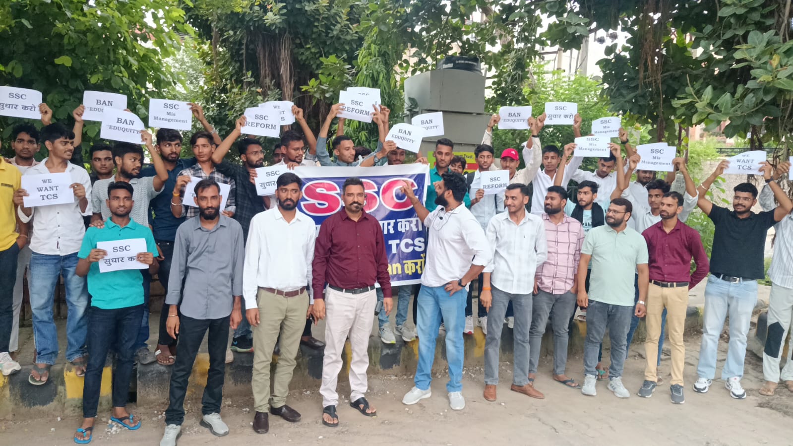 अलवर। शिक्षक और छात्रों ने किया विरोध पर्दशन।