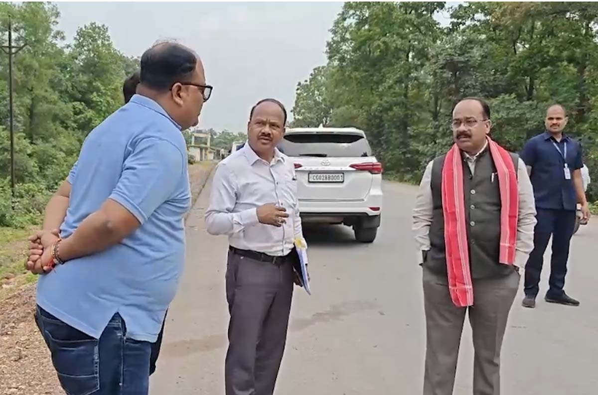 उप मुख्यमंत्री  अरुण साव लोक निर्माण विभाग के अधिकारियों से चर्चा करते