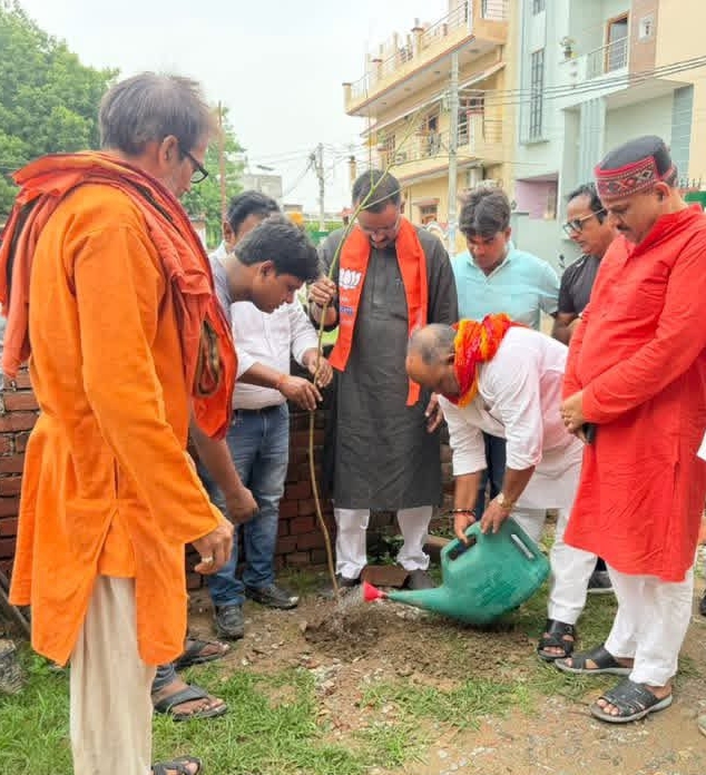 पौधा लगाते भाजपा जिला अध्यक्ष हंसराज (नीचे बैठे हुए फोटो) पौधा लगाते भाजपा जिला अध्यक्ष हंसराज (नीचे बैठे हुए फोटो)