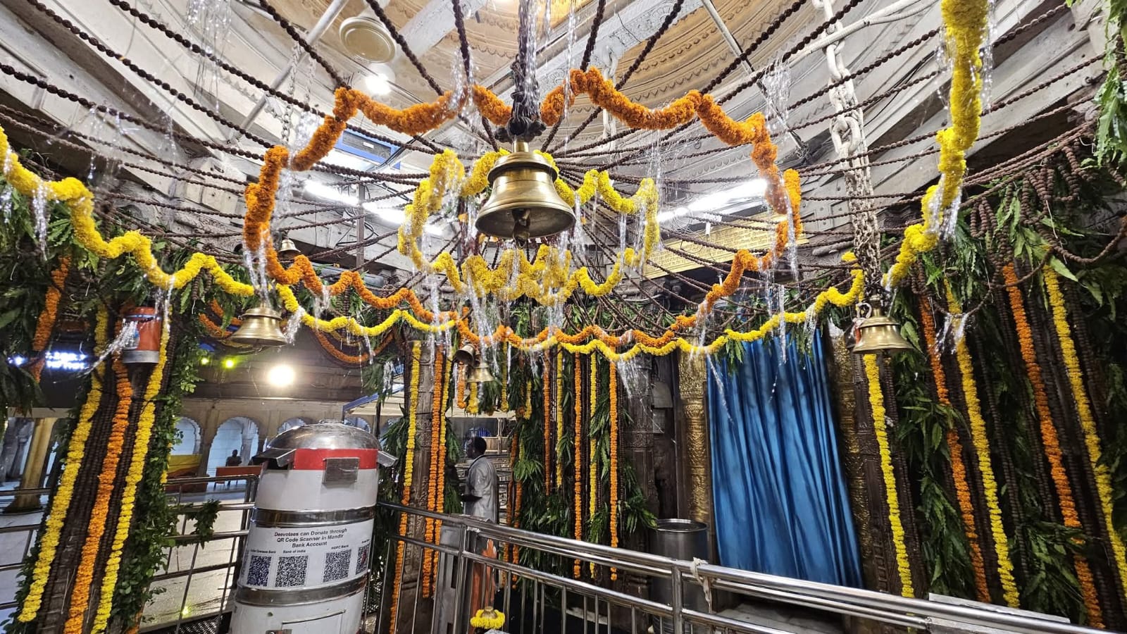 बाबा के दरबार में कतारबद्ध श्रद्धालुओं पर पुष्पवर्षा