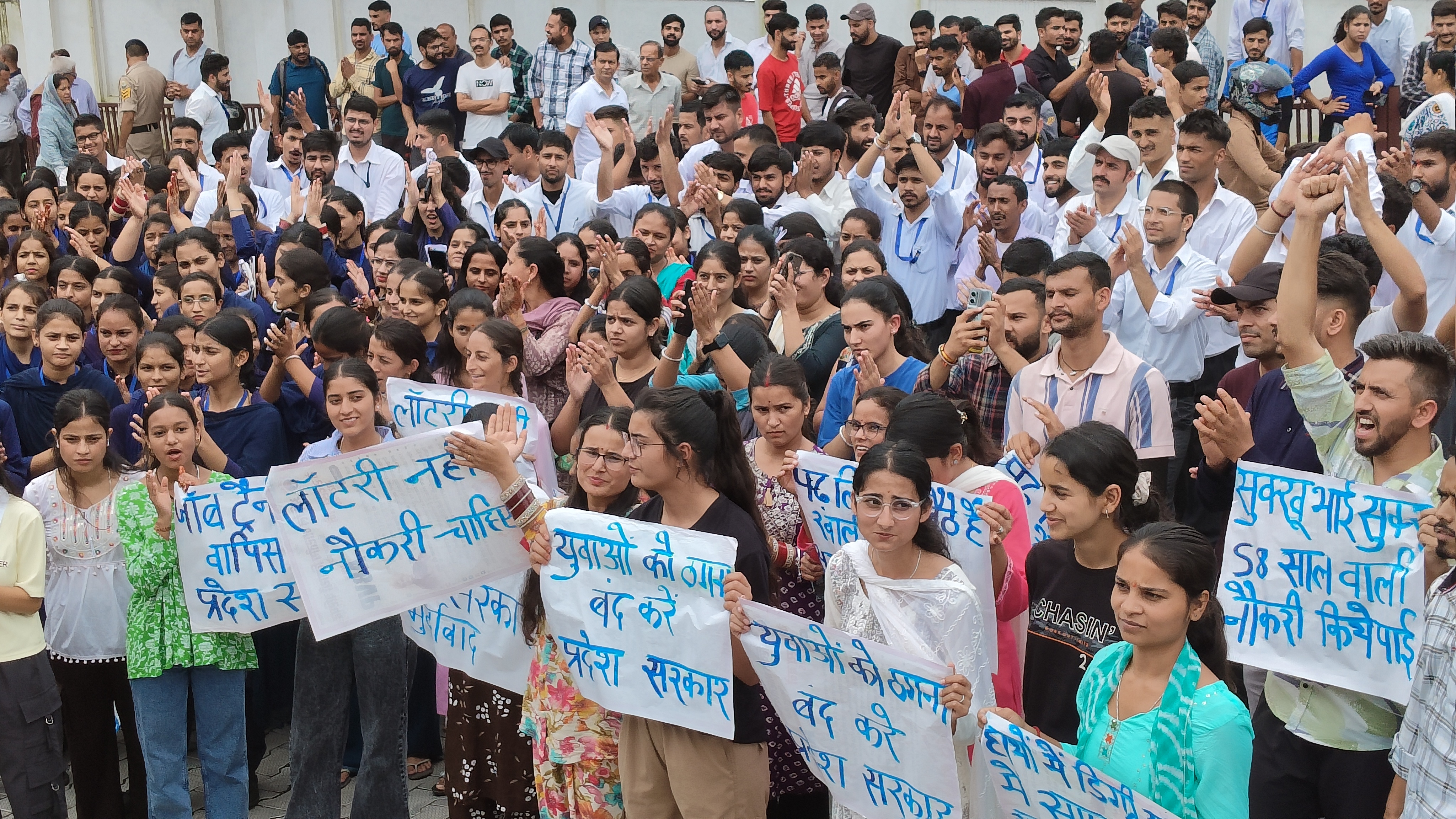 धर्मशाला में प्रदर्शन करते हुए युवा। धर्मशाला में प्रदर्शन करते हुए युवा।