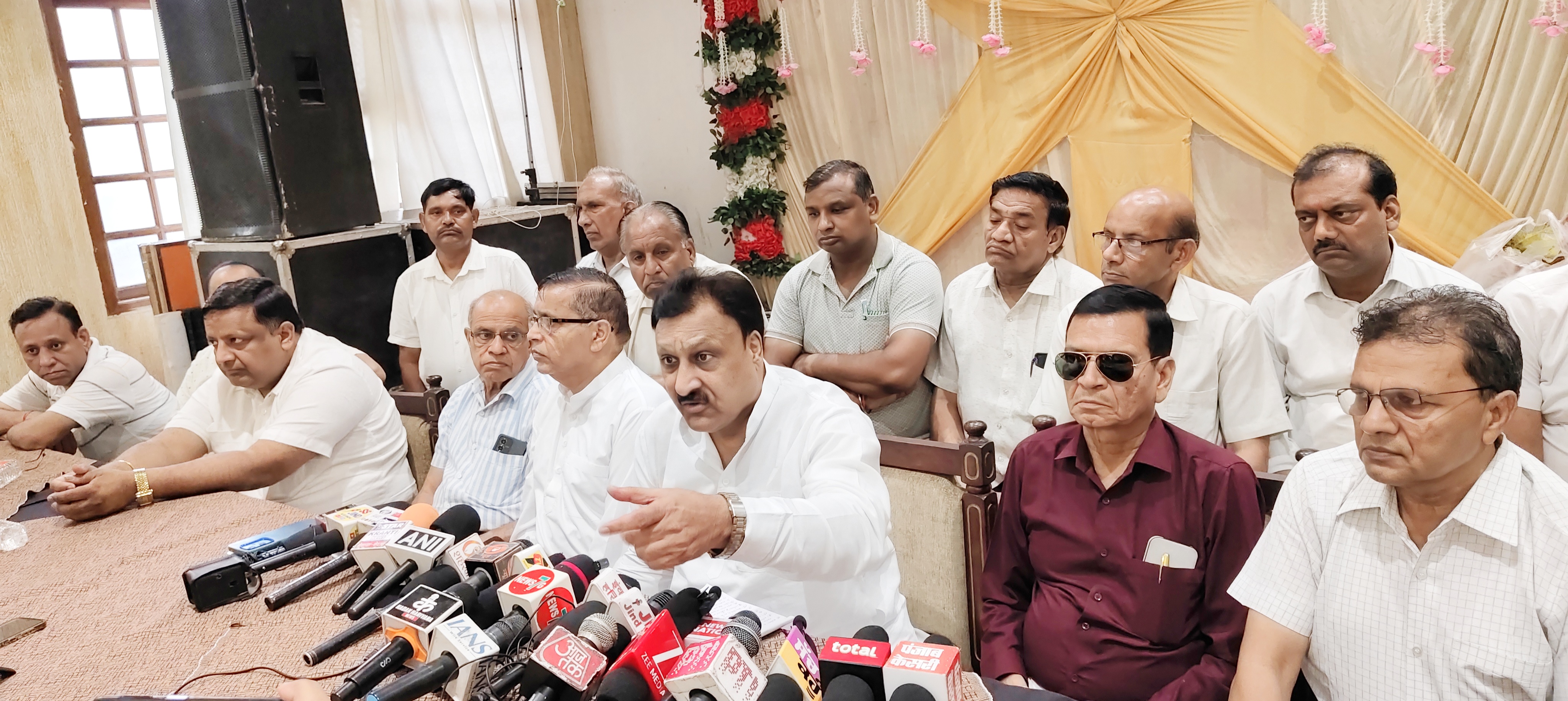 पत्रकारों से बातचीत करते हुए हरियाणा प्रदेश व्यापार मंडल के प्रांतीय अध्यक्ष बजरंग गर्ग । पत्रकारों से बातचीत करते हुए हरियाणा प्रदेश व्यापार मंडल के प्रांतीय अध्यक्ष बजरंग गर्ग ।