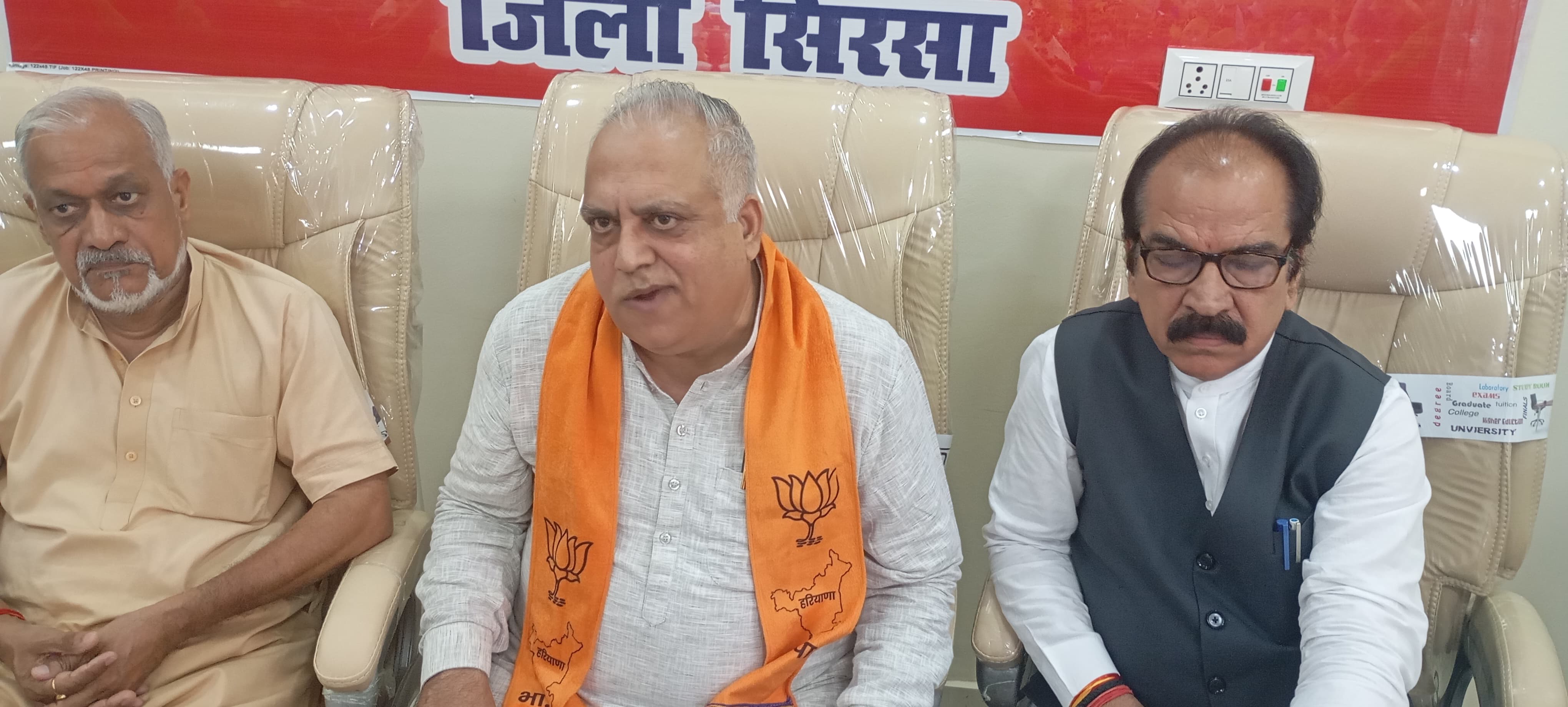 पत्रकारों से बातचीत करते भाजपा नेता भारत भूषण। पत्रकारों से बातचीत करते भाजपा नेता भारत भूषण।