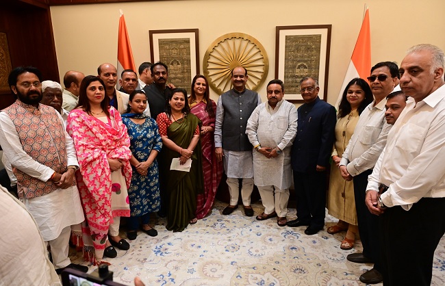 कैट के कारोबारियों के संबोधित करते हुए लोकसभा के अध्यक्ष ओम बिड़ला कैट के कारोबारियों के संबोधित करते हुए लोकसभा के अध्यक्ष ओम बिड़ला