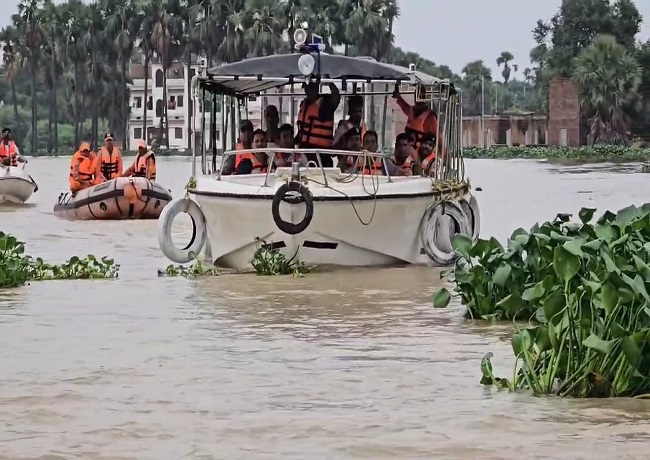 बनारस में बाढ़ प्रभावित इलाके में बाेट से राहत कार्य में जुटी टीमें । बनारस में बाढ़ प्रभावित इलाके में बाेट से राहत कार्य में जुटी टीमें ।