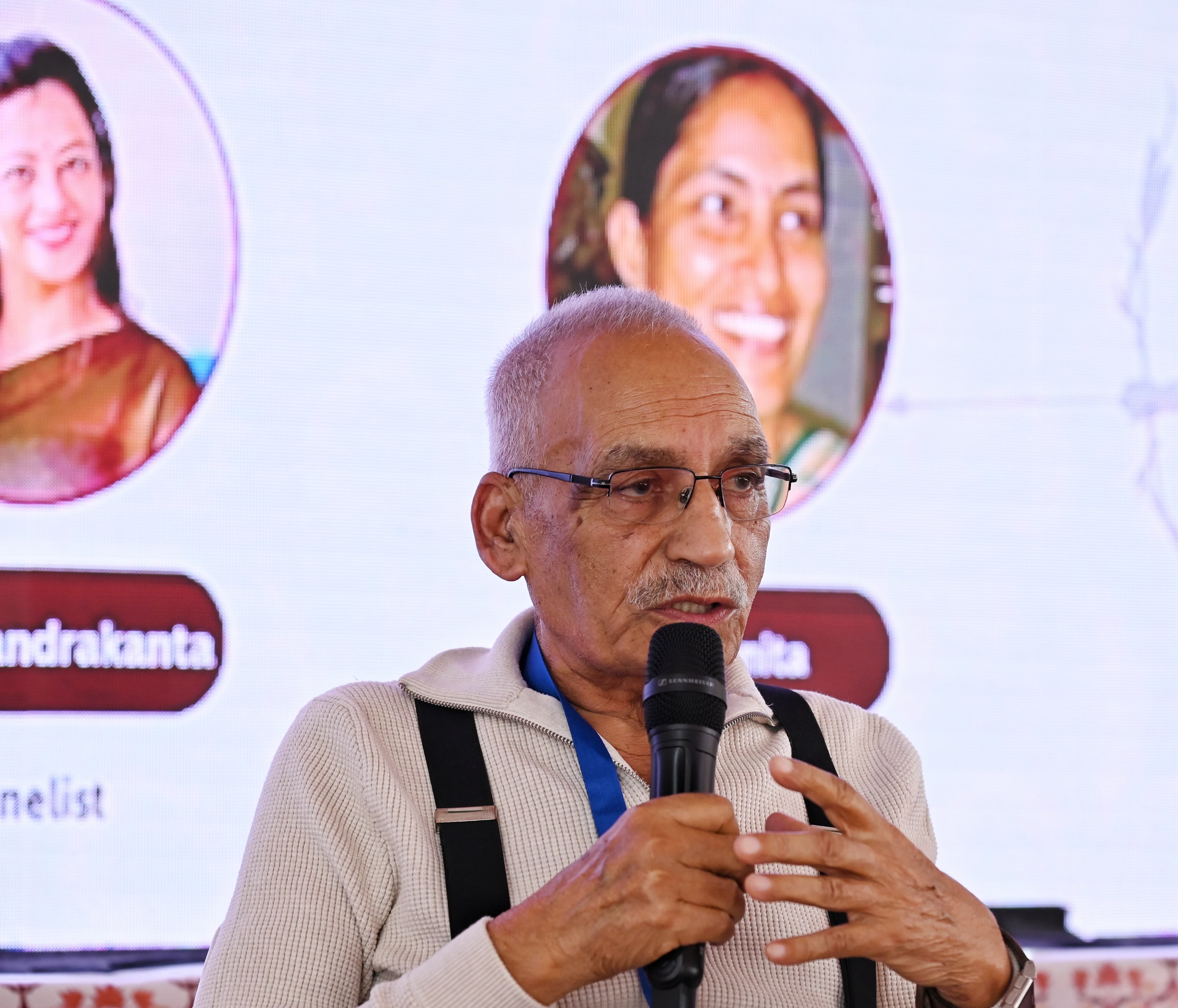 श्रीनगर में आयोजित कार्यशाला में अपनी बात रखते हुए गंगा राम राज और देश भर से आमंत्रित उपन्यासकार।