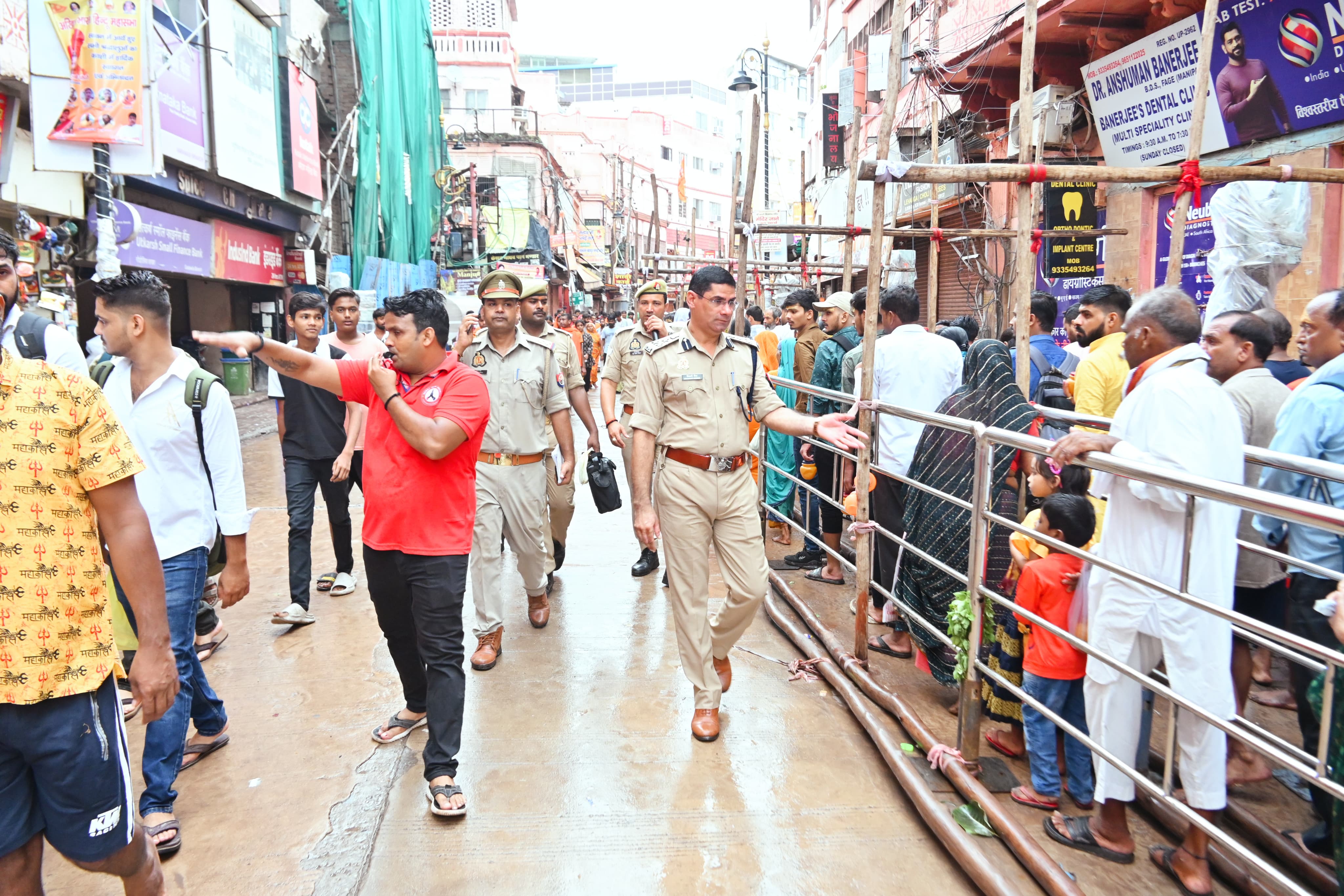 श्रद्धालुओं से संवाद करते अफसर