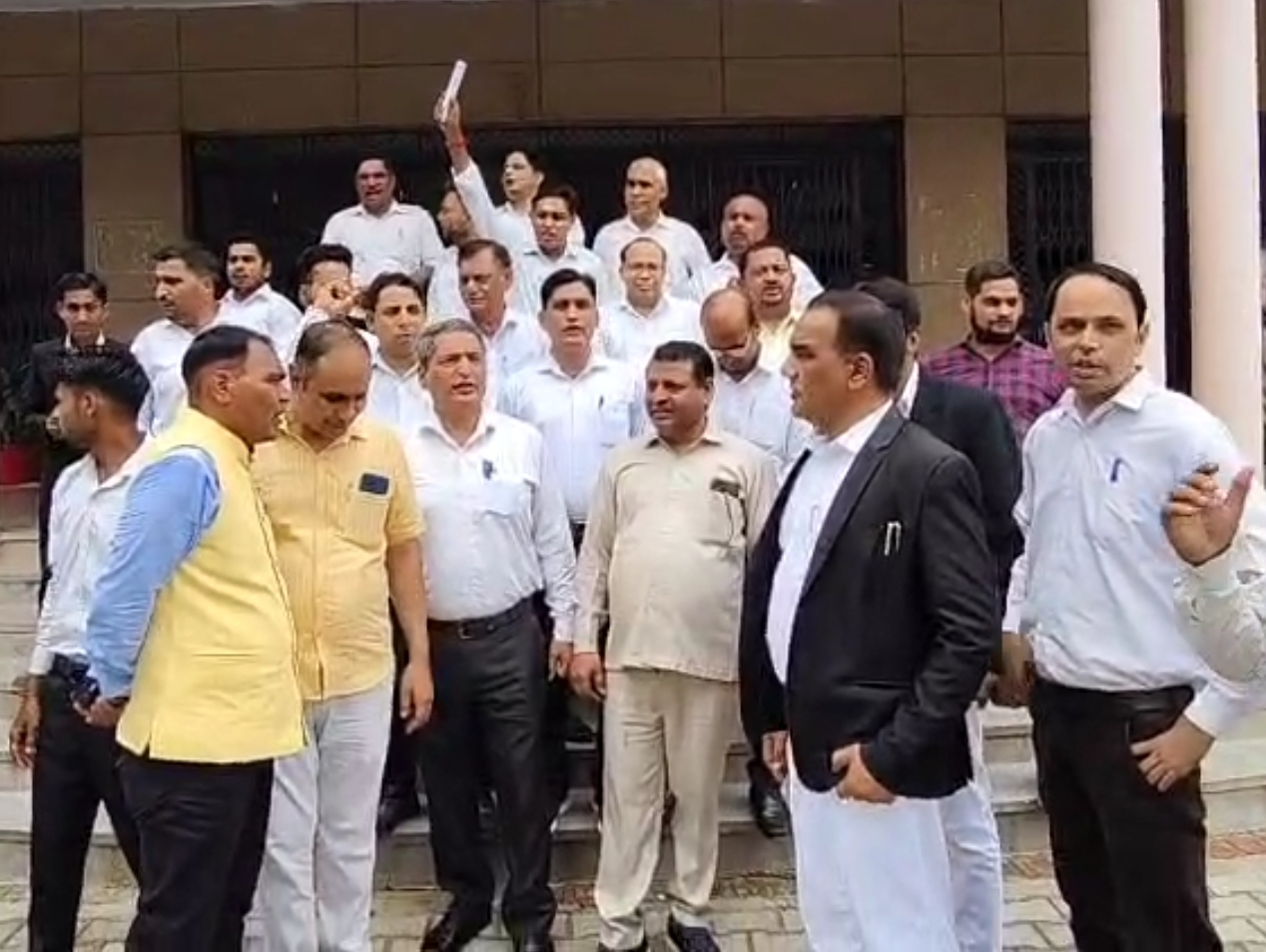 बागपत कलेक्ट्रेट में प्रदर्शन करते अधिवक्ता बागपत कलेक्ट्रेट में प्रदर्शन करते अधिवक्ता