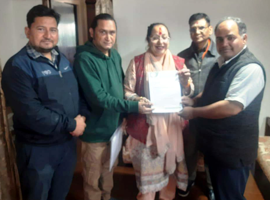विधायक को ज्ञापन देते भाजपा नेता।