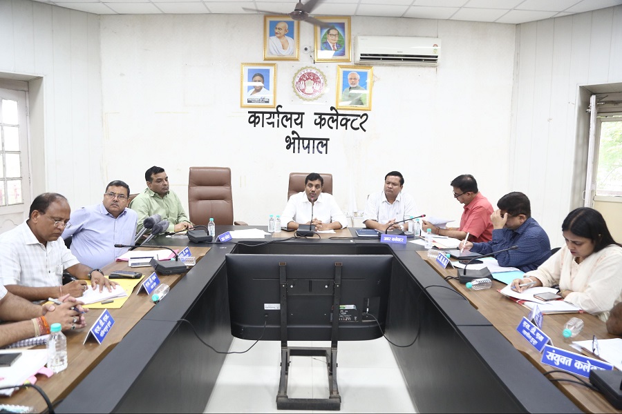 समीक्षा करते हुए कलेक्टर कौशलेंद्र विक्रम सिंह