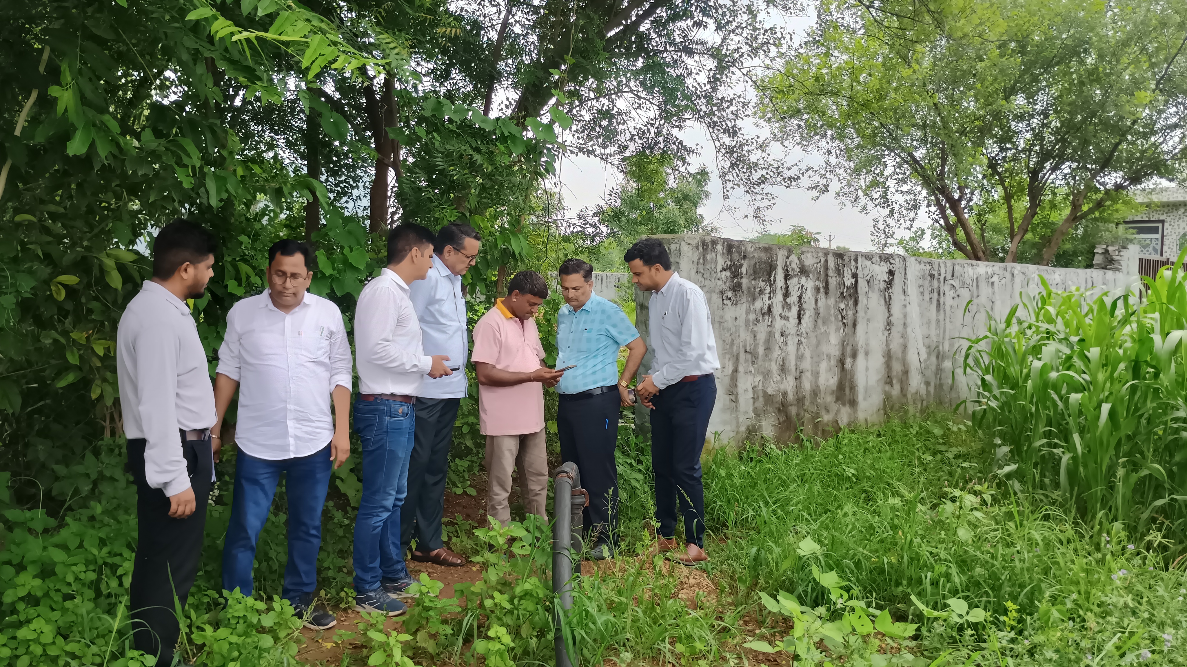 निबंधक राज किसान गिरदावरी एप का लाइव परीक्षण करते हुए। निबंधक राज किसान गिरदावरी एप का लाइव परीक्षण करते हुए।