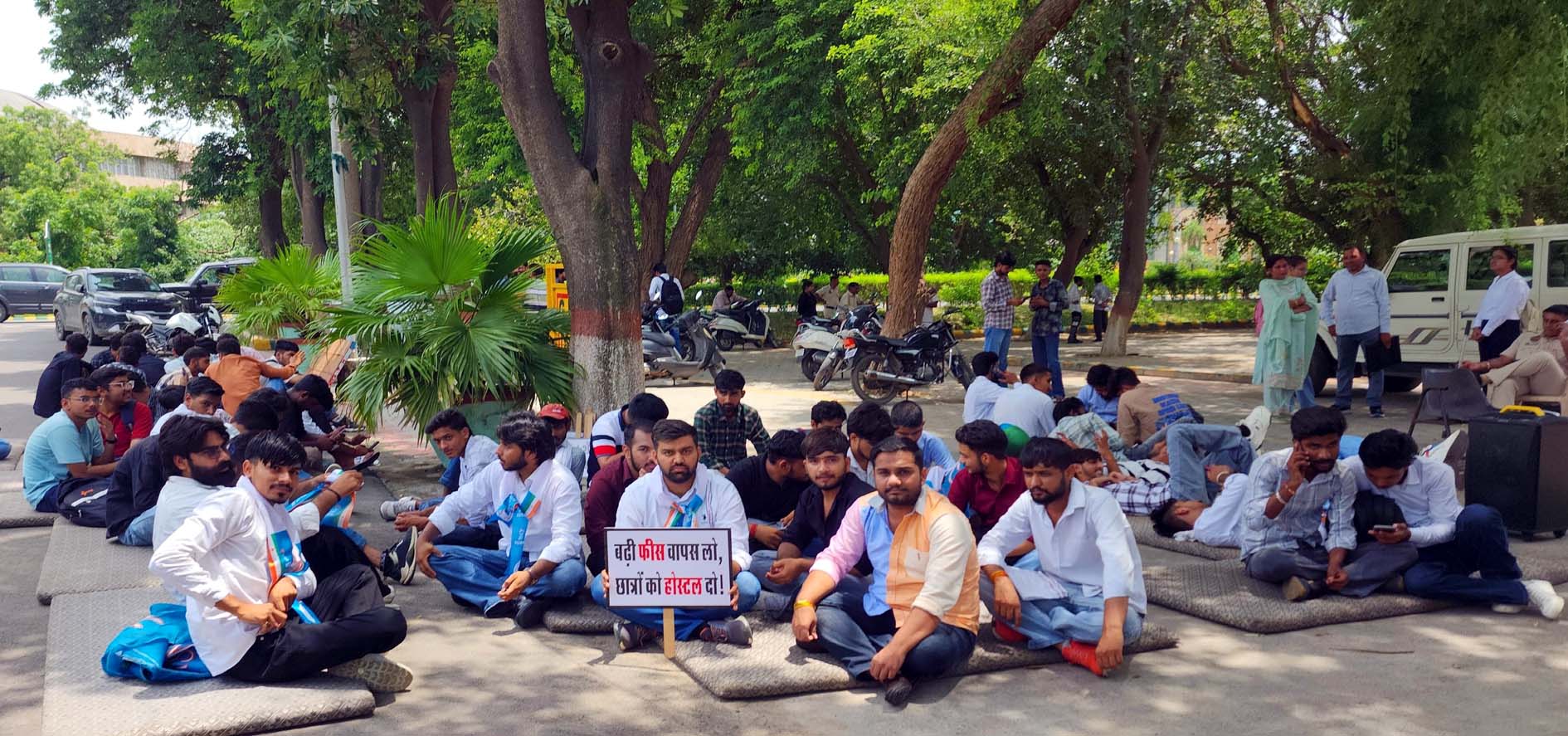 कुलपति कार्यालय के बाहर धरने पर बैठे एनएसयूआई के नेता व कार्यकर्ता।